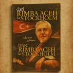 Dari Rimba Aceh ke Stockholm karya Dr. Husaini M. Hasan, memoar perjuangan bersama Dr. Tengku Hasan M. di Tiro, dengan desain vintage dan logo KBA13 Insight di bagian bawah