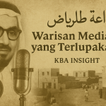 Ilustrasi bergaya vintage sepia yang menampilkan radio antik dengan nuansa Riyadh lama di latar belakang, melambangkan sejarah siaran Radio Tami dari Riyadh.