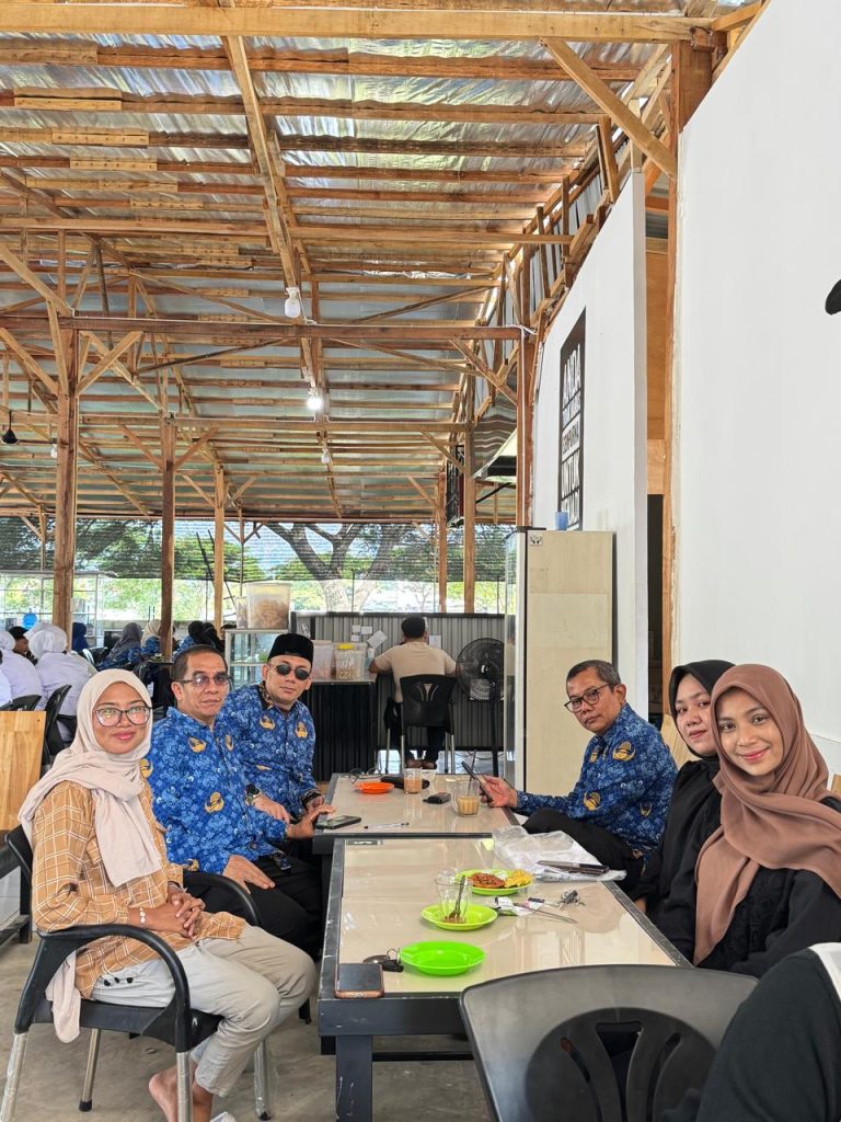 Rapat Persiapan di Warung Kopi bersama Pimpinan FSH.