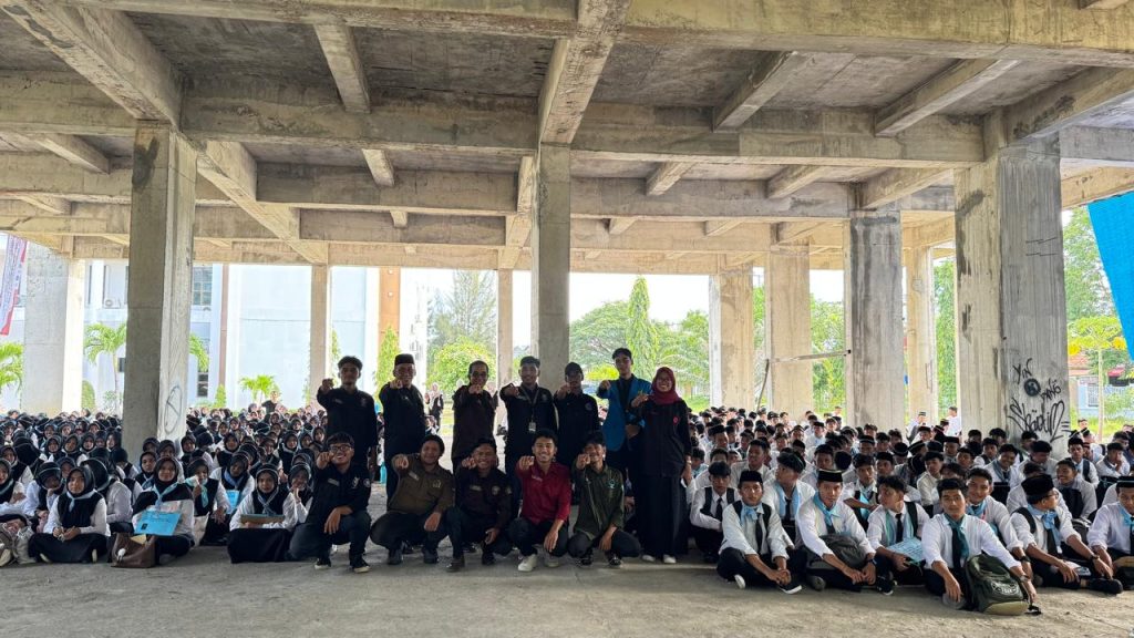 Ratusan mahasiswa baru duduk berbaris rapi di bawah bangunan fakultas, mengenakan atribut resmi PBAK. Di barisan depan, panitia dan pimpinan berdiri tegak, tersenyum, menyambut dengan penuh kehangatan. Foto ini seakan mengabadikan pesan: FSH adalah rumah besar yang menaungi, membimbing, dan menumbuhkan kebersamaan.