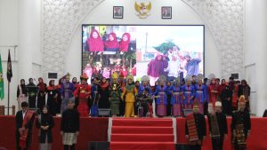 Mahasiswa Imarsu menampilkan tarian tradisional Sumatera Utara pada Malam Kebudayaan di Milad UIN Ar-Raniry