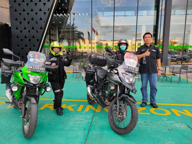 Rider with the owner of Greentech Kawasaki Pekanbaru during Touring Indonesia Harmoni