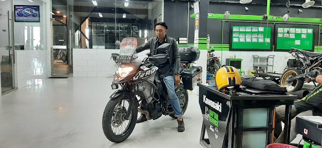 Riding from Pekanbaru to Bagan Batu through rain on the Trans-Sumatra Highway during Touring Indonesia Harmoni