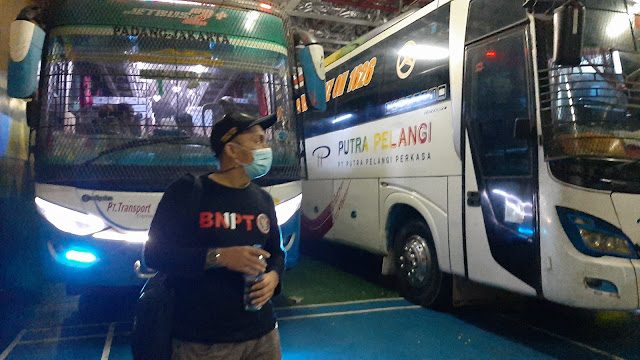 Touring Indonesia Harmoni #22: The Emergency Bus Journey Home to a Dying Brother